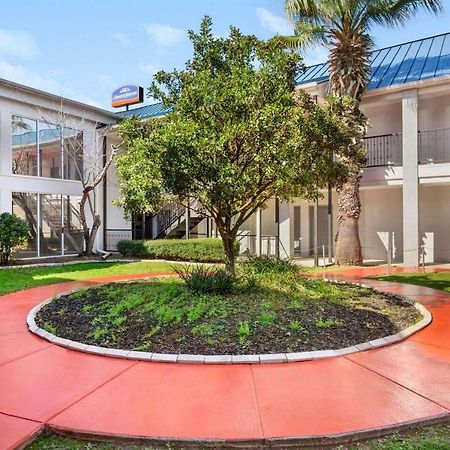 Howard Johnson By Wyndham San Antonio Hotel & Suites Zewnętrze zdjęcie