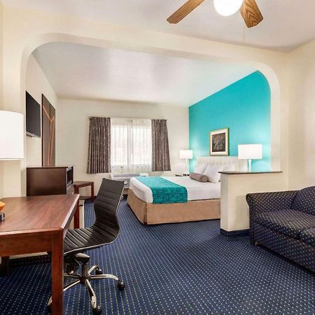Howard Johnson By Wyndham San Antonio Hotel & Suites Zewnętrze zdjęcie