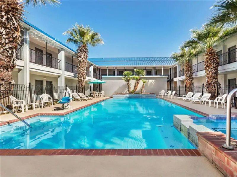 Howard Johnson By Wyndham San Antonio Hotel & Suites Zewnętrze zdjęcie