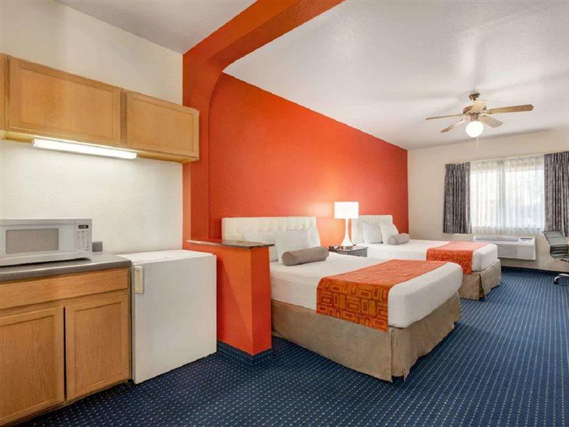 Howard Johnson By Wyndham San Antonio Hotel & Suites Zewnętrze zdjęcie