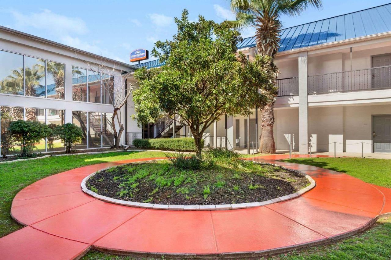 Howard Johnson By Wyndham San Antonio Hotel & Suites Zewnętrze zdjęcie
