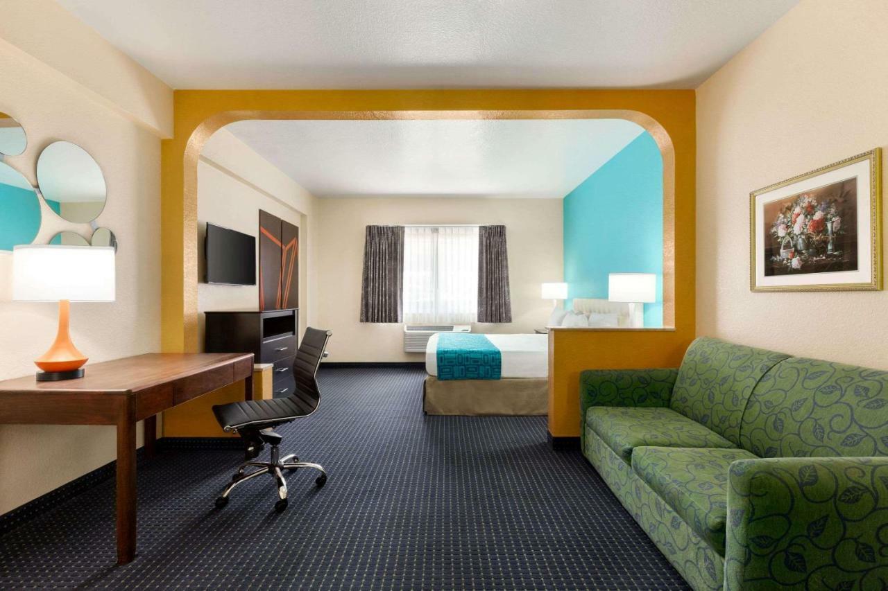 Howard Johnson By Wyndham San Antonio Hotel & Suites Zewnętrze zdjęcie