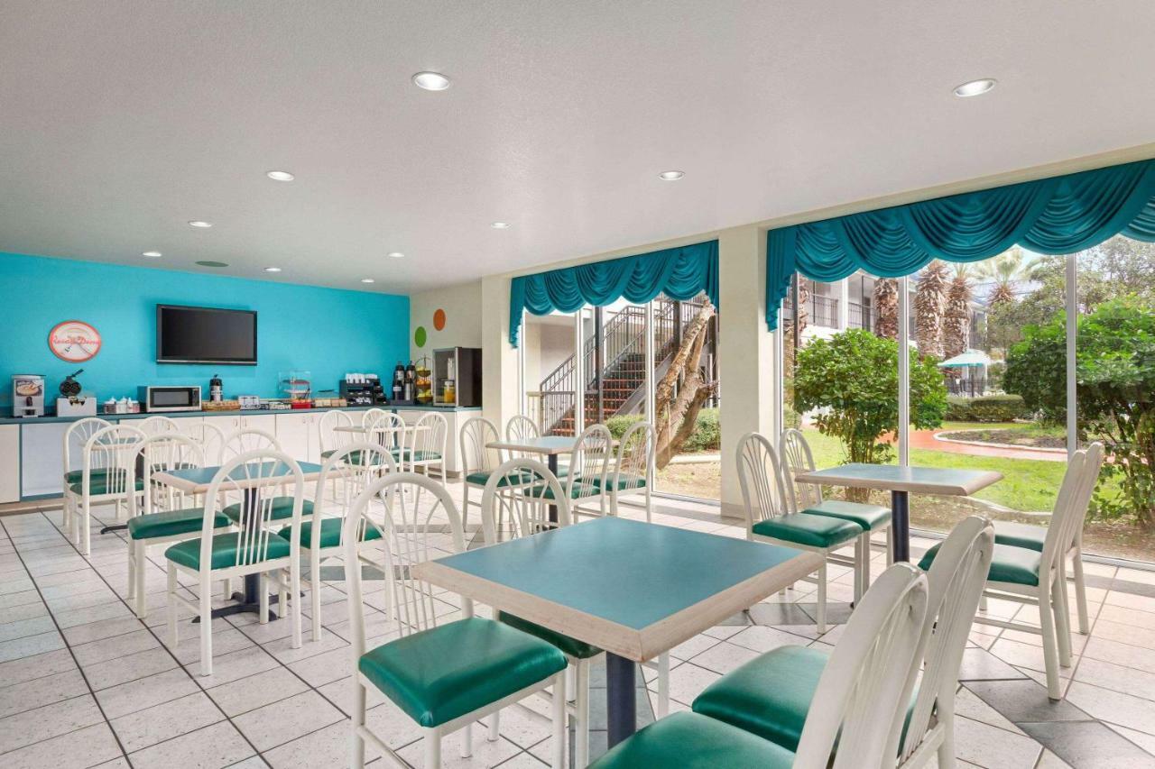 Howard Johnson By Wyndham San Antonio Hotel & Suites Zewnętrze zdjęcie