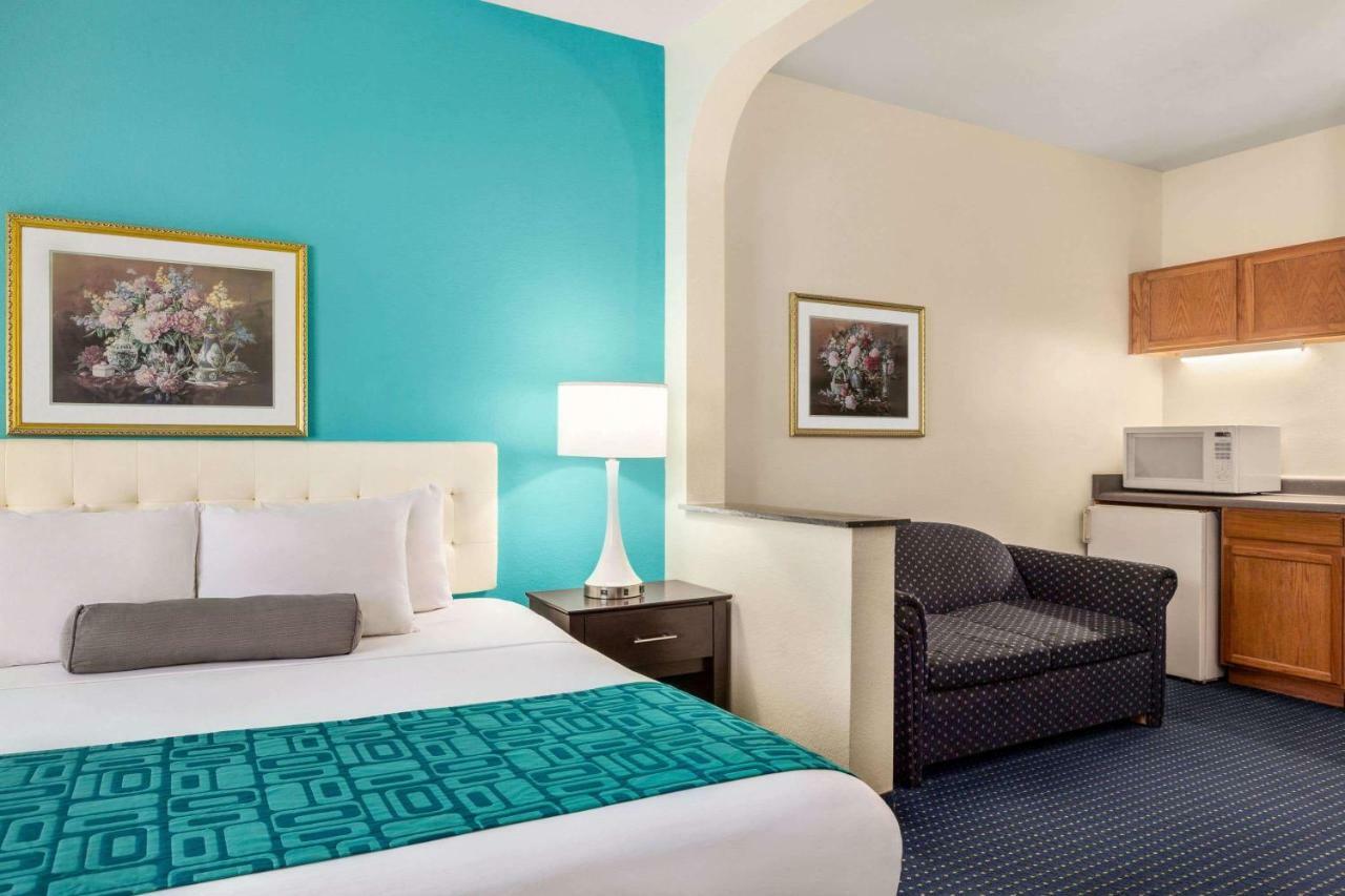 Howard Johnson By Wyndham San Antonio Hotel & Suites Zewnętrze zdjęcie