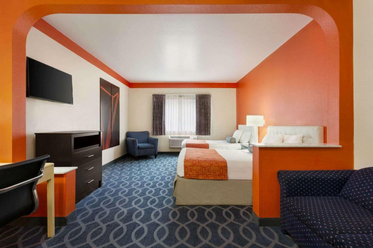 Howard Johnson By Wyndham San Antonio Hotel & Suites Zewnętrze zdjęcie