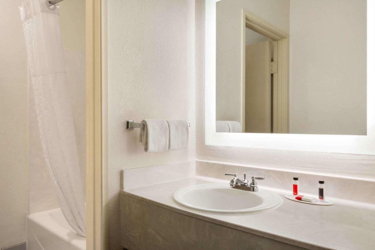 Howard Johnson By Wyndham San Antonio Hotel & Suites Zewnętrze zdjęcie