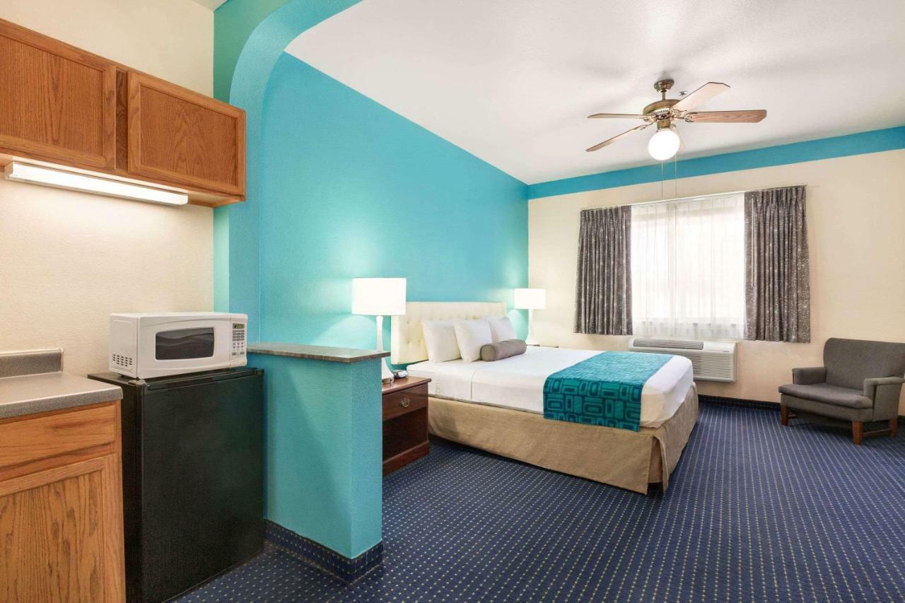 Howard Johnson By Wyndham San Antonio Hotel & Suites Zewnętrze zdjęcie