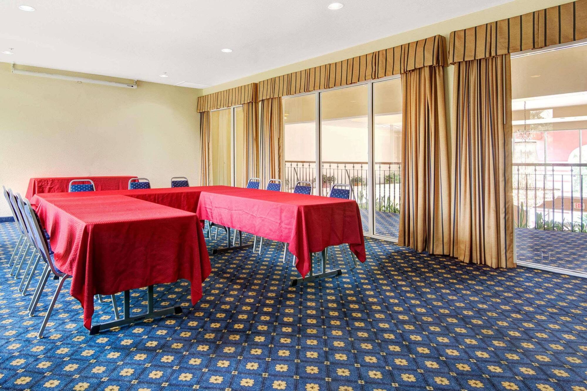 Howard Johnson By Wyndham San Antonio Hotel & Suites Zewnętrze zdjęcie